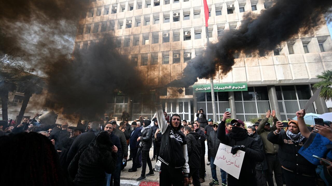 أكثر من ألفي شخص يتظاهرون "ضد الظلم" في تونس