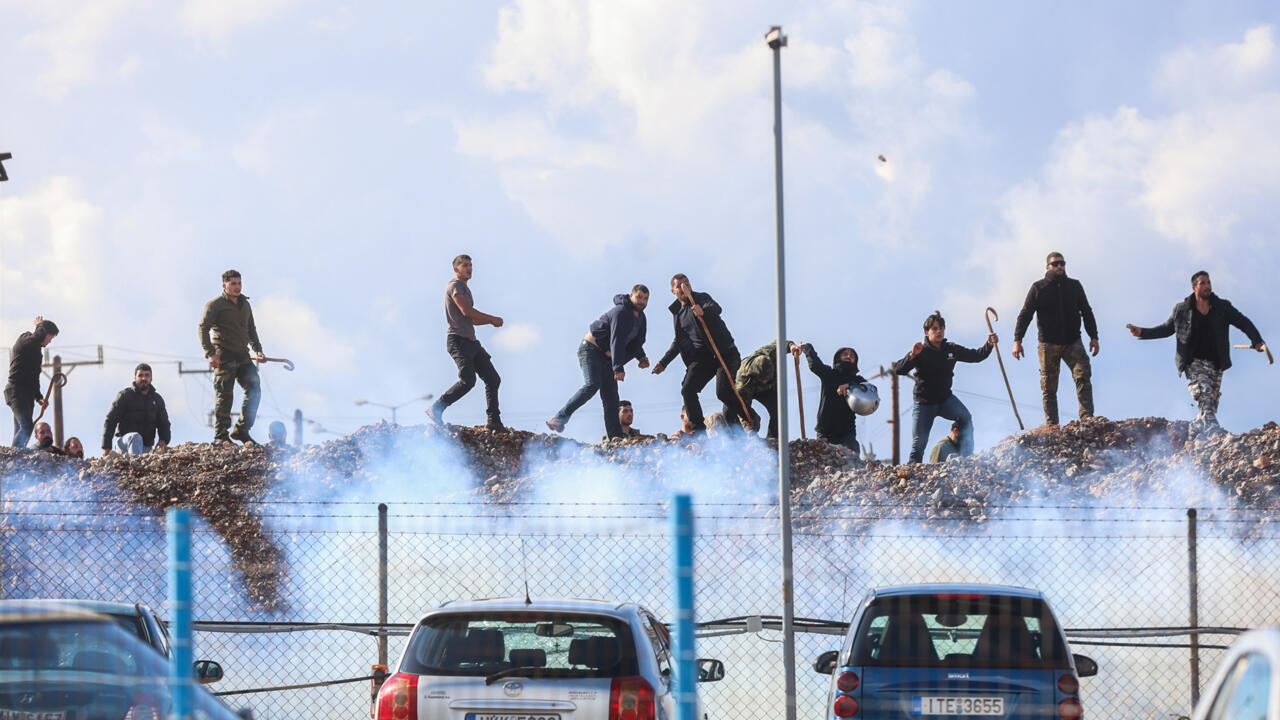 صدامات بين مزارعين يونانيين والشرطة في كريت