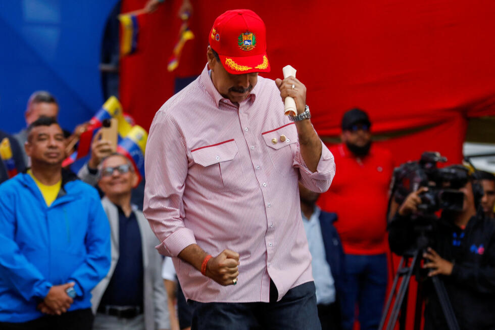 El presidente de Venezuela, Nicolás Maduro, baila en el escenario durante una ceremonia para tomar juramento a nuevas organizaciones comunitarias, mientras la administración del presidente de Estados Unidos, Donald Trump, intensifica la presión sobre el gobierno de Maduro, en Caracas, Venezuela, el 1 de diciembre de 2025.