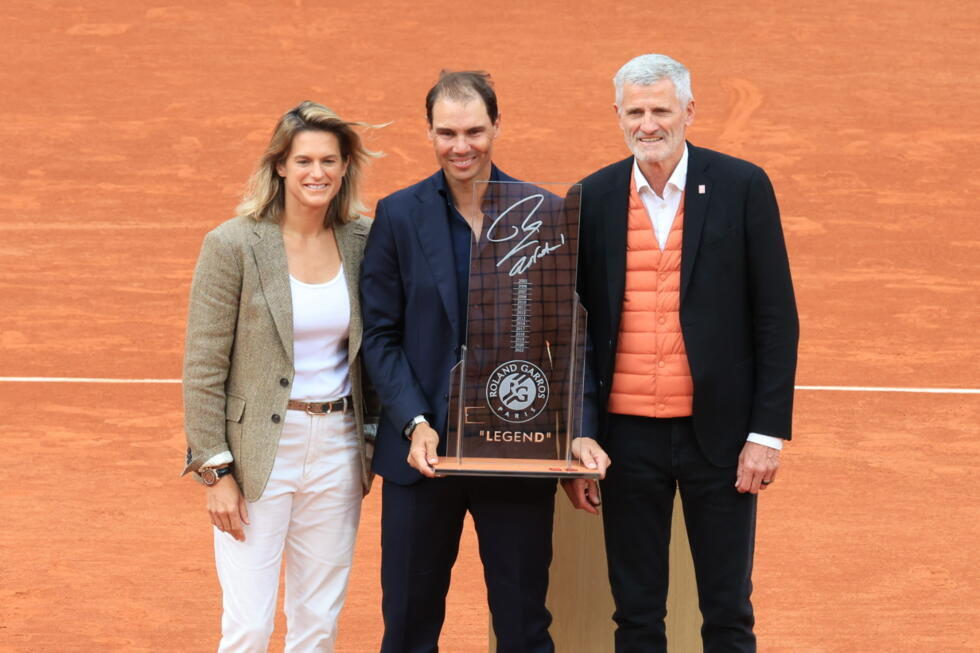 Rafael Nadal s'est vu remettre un trophée spécial pour l'ensemble de son oeuvre à Roland-garros.