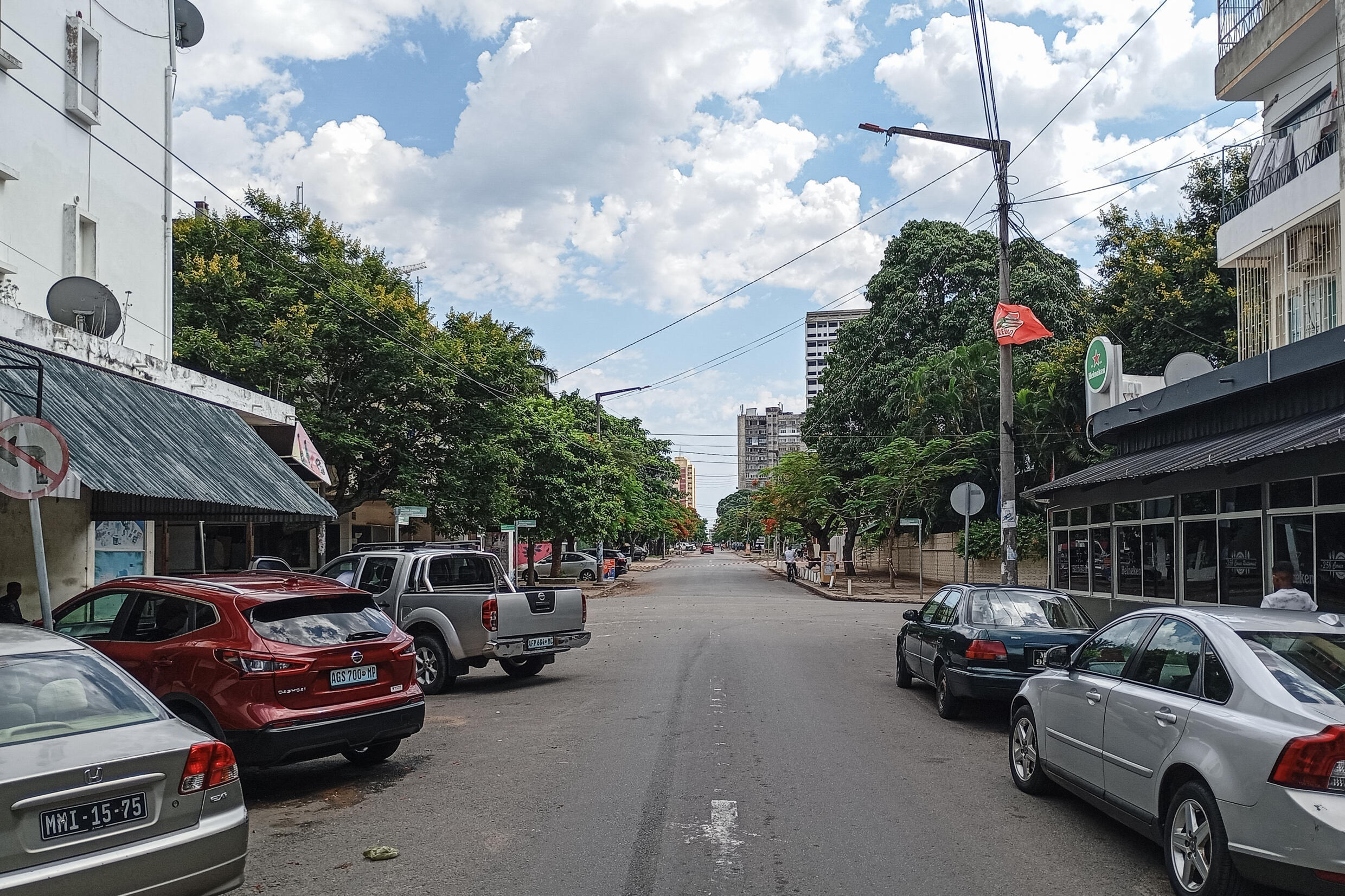 Des rues vides et des magasins fermés dans les quartiers de Maputo, le 23 décembre 2024.