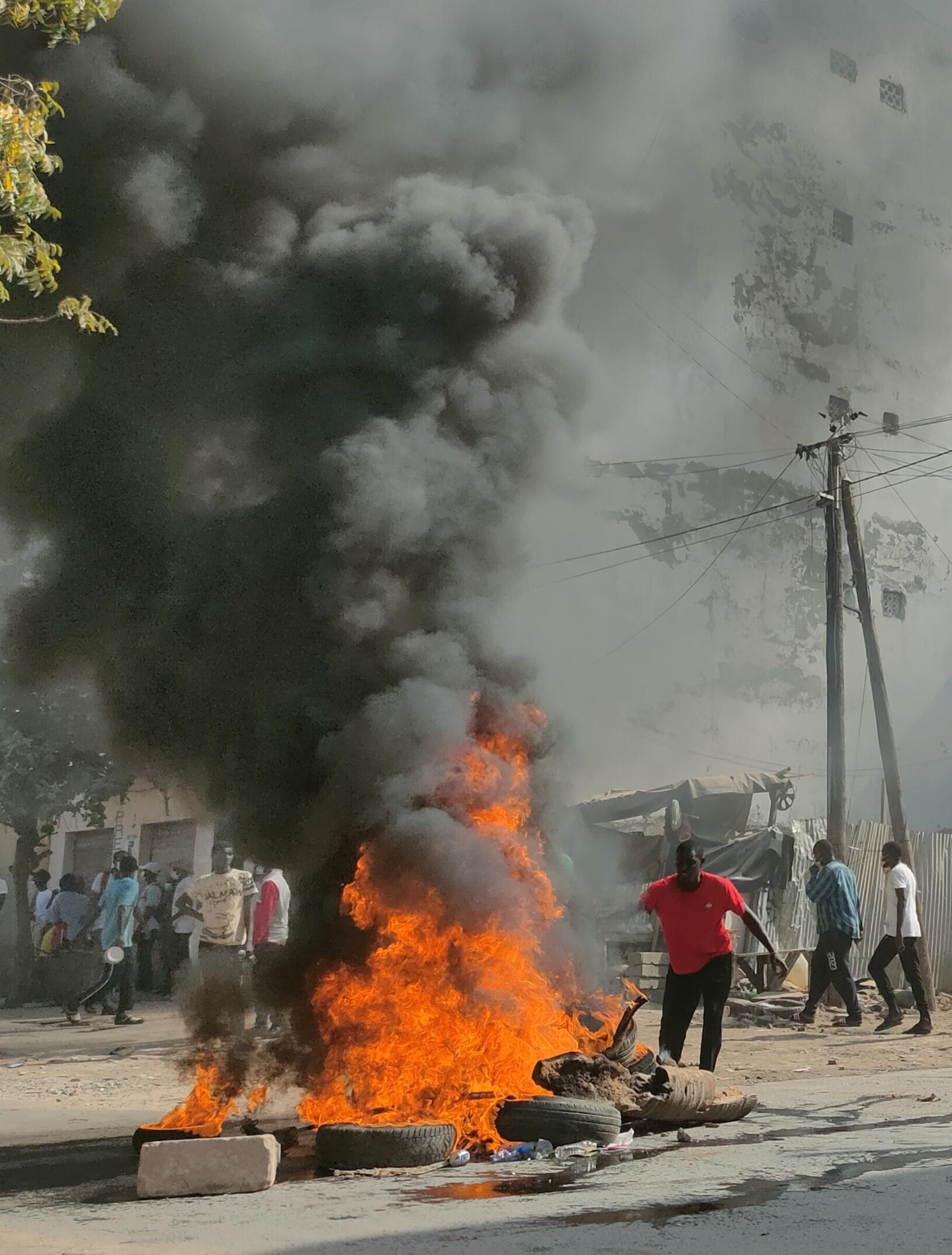 Un brasier de pneus au coeur des manifestations.