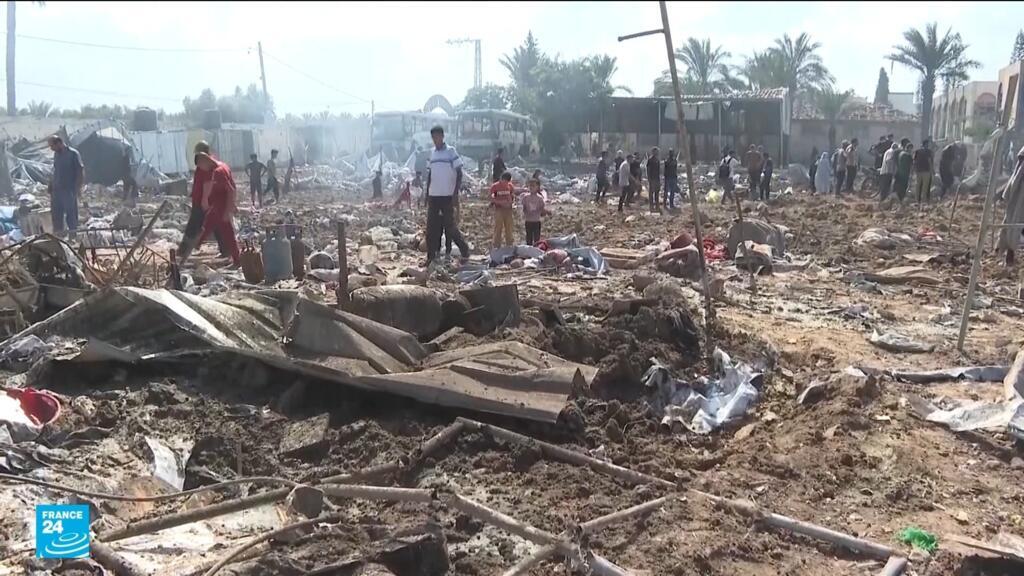 ضربات إسرائيلية مكثفة على مخيم في دير البلح في غزة يوقع عشرات القتلى