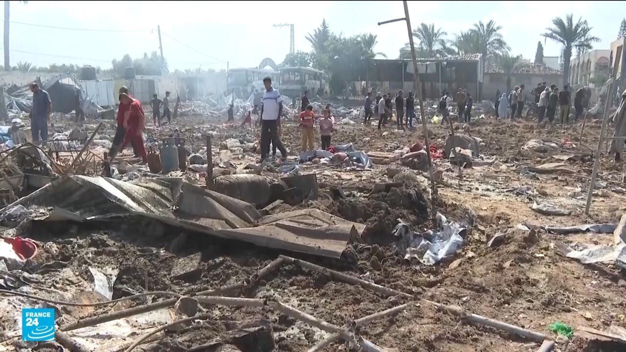 ضربات إسرائيلية مكثفة على مخيم في دير البلح في غزة يوقع عشرات القتلى