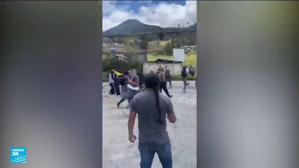 موكب رئيس الإكوادور دانيال نوبوا يتعرض لإطلاق نار والرشق بالحجارة