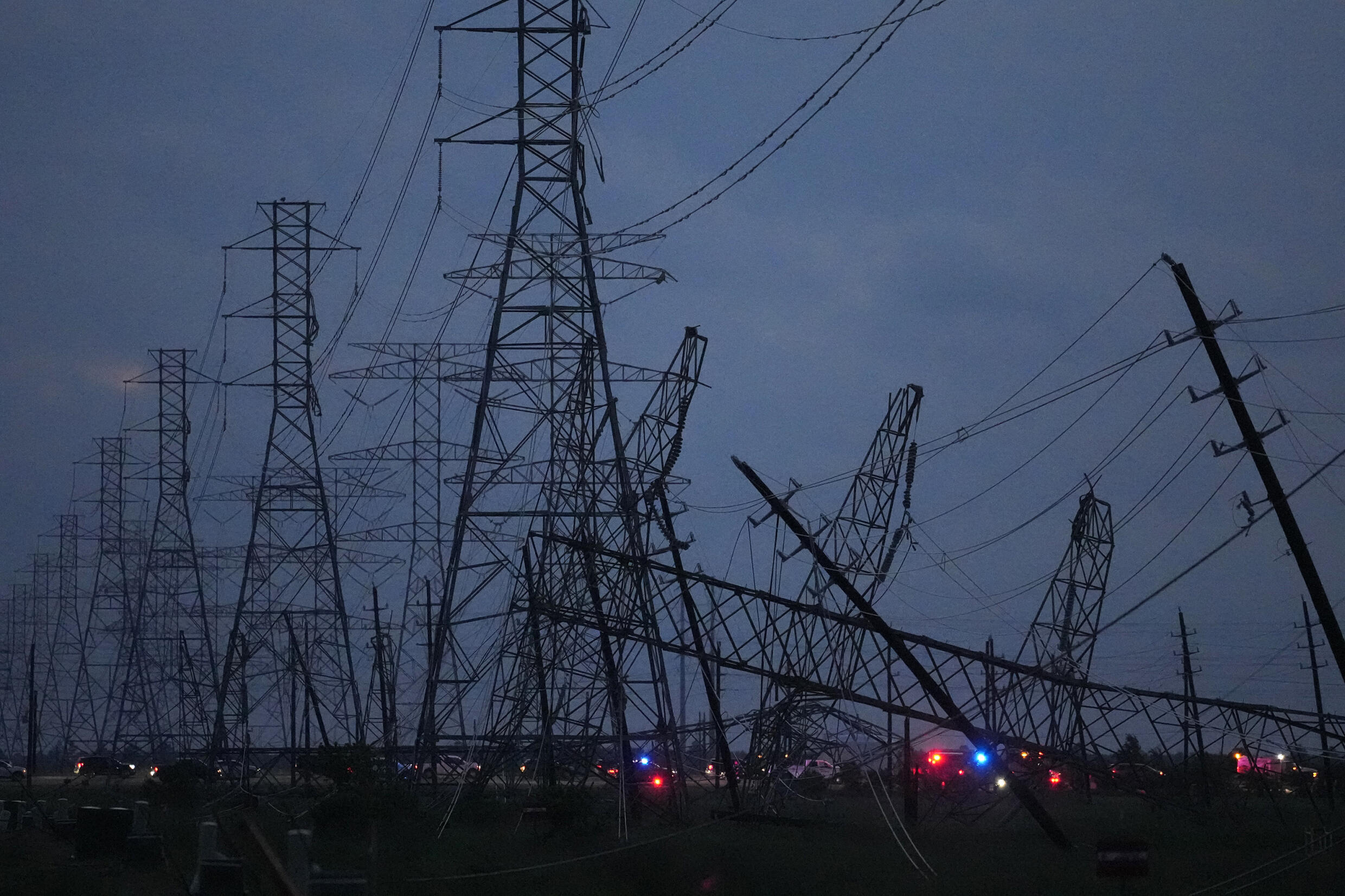 Líneas eléctricas de transmisión están caídas cerca de Grand Parkway y West Road después de una tormenta el jueves 16 de mayo de 2024, en Cypress, Texas.