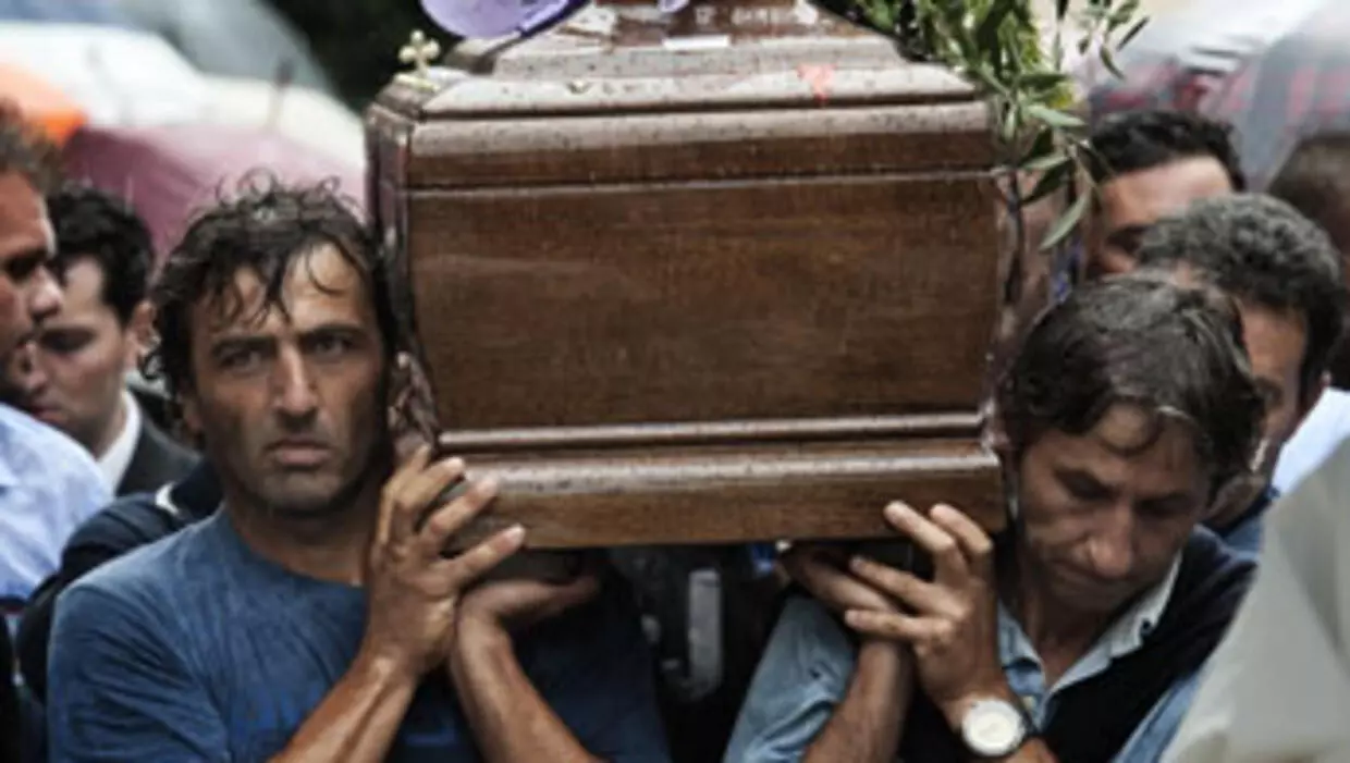 Italy mourns 'fisherman-mayor' who stood up to the mafia