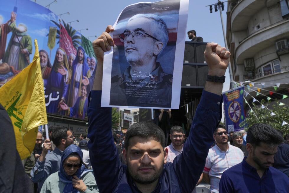Lors d'un rassemblement anti-israélien à Téhéran, un manifestant brandit une photo du chef d'état-major iranien, le général Mohammed Bagheri, qui a été tué lors d'une frappe israélienne,, en Iran, le