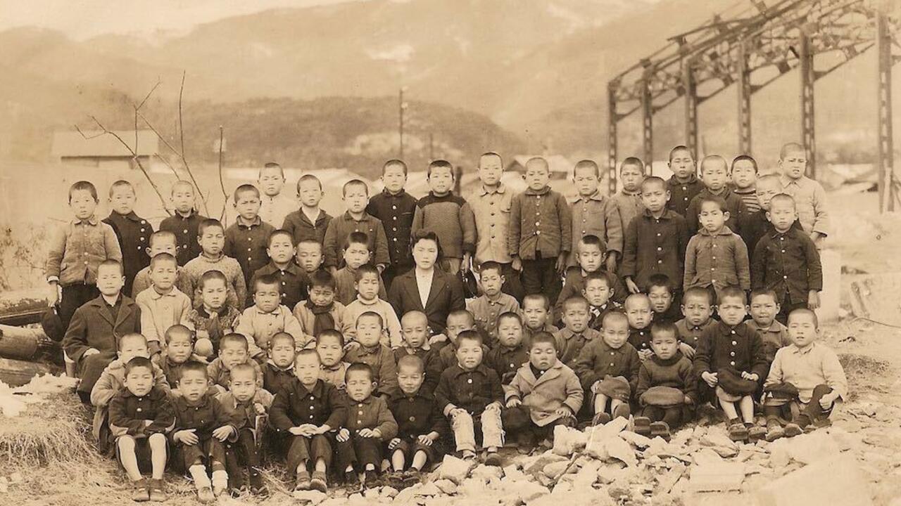 Retrato tomado en 1946 de estudiantes sobrevivientes de la escuela en Hiroshima a la que asistía Kakita Howard, un año después del lanzamiento de la bomba atómica. Howard es ahora director en la Asociación de Estadounidenses Sobrevivientes de la Bomba Atómica.