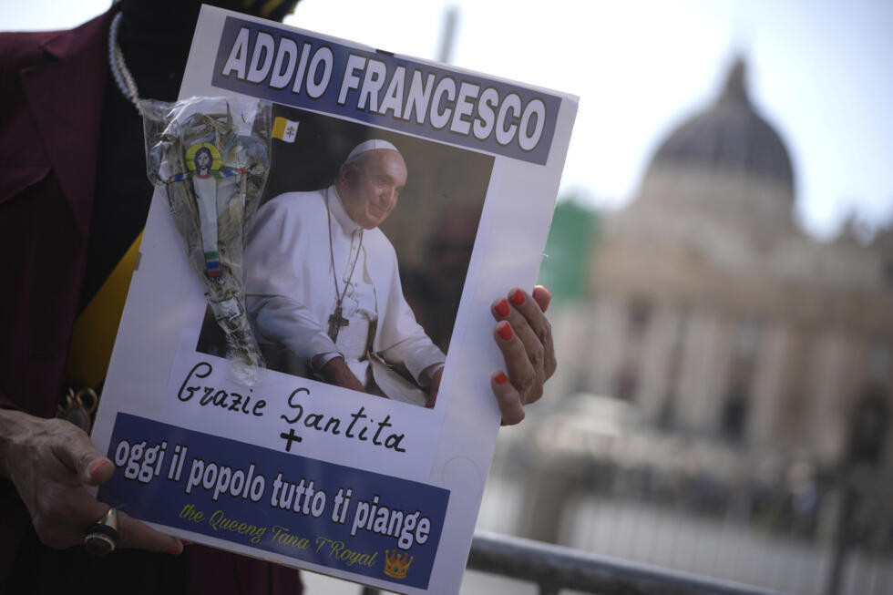 "Adieu François, merci Sa Sainteté, aujourd'hui tout le peuple pleure pour vous" : une fidèle est venue sur la place Saint-Pierre au Vatican, lundi 21 avril, avec une affiche rendant hommage au défunt