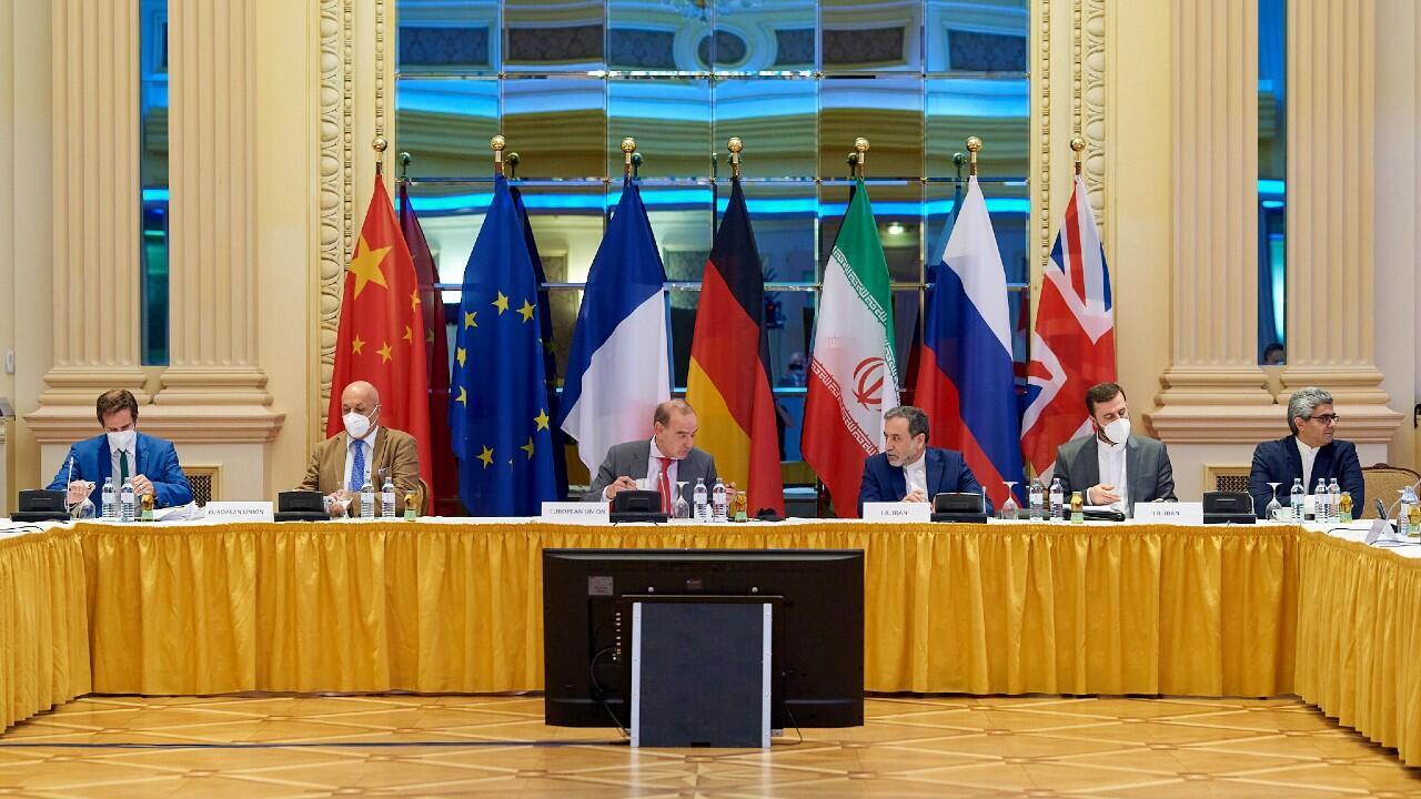 El subsecretario general del Servicio Europeo de Acción Exterior (SEAE), Enrique Mora, y el adjunto iraní del Ministerio de Relaciones Exteriores, Abbas Araghchi, esperan el inicio de las conversaciones sobre la reactivación del acuerdo nuclear de Irán de 2015 en Viena, Austria, el 20 de junio de 2021.