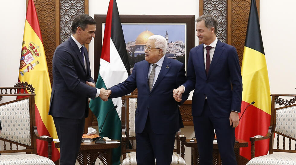 El presidente de la Autoridad Nacional Palestina, Mahmud Abbas (al centro) recibe en Ramallah al presidente del Gobierno español, Pedro Sánchez, y el entonces primer ministro belga Alexander De Croo. 23 de noviembre de 2023. En esa ocasión ambos visitantes abogaron por la solución de dos Estados.