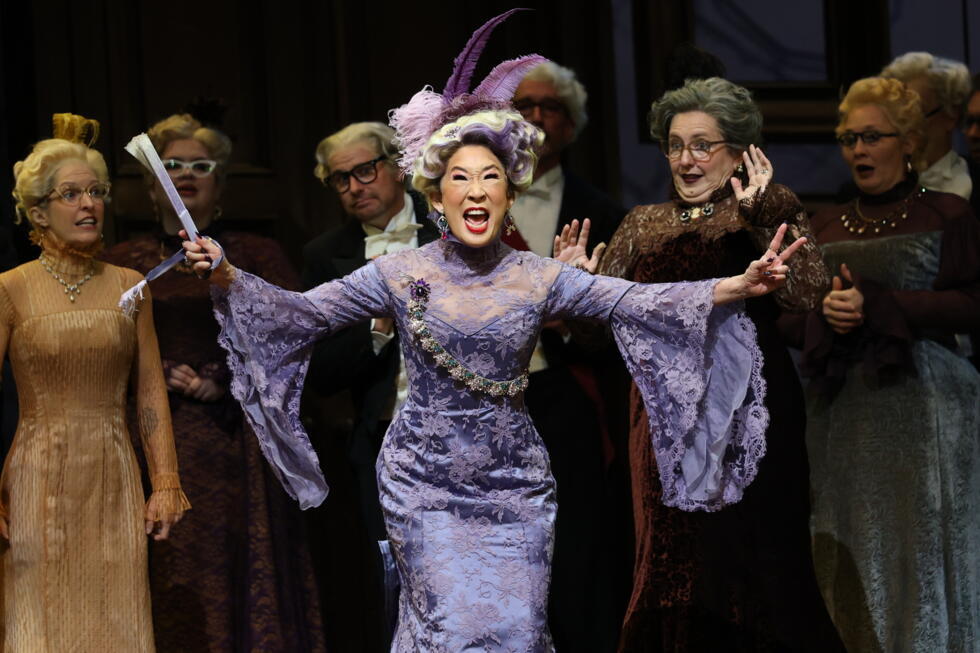 Sandra Oh's entrance on stage -- in a purple gown, her hair adorned with feathers, and waving a fan -- drew cheers and excited shouts from New York schoolchildren invited to the dress rehearsal