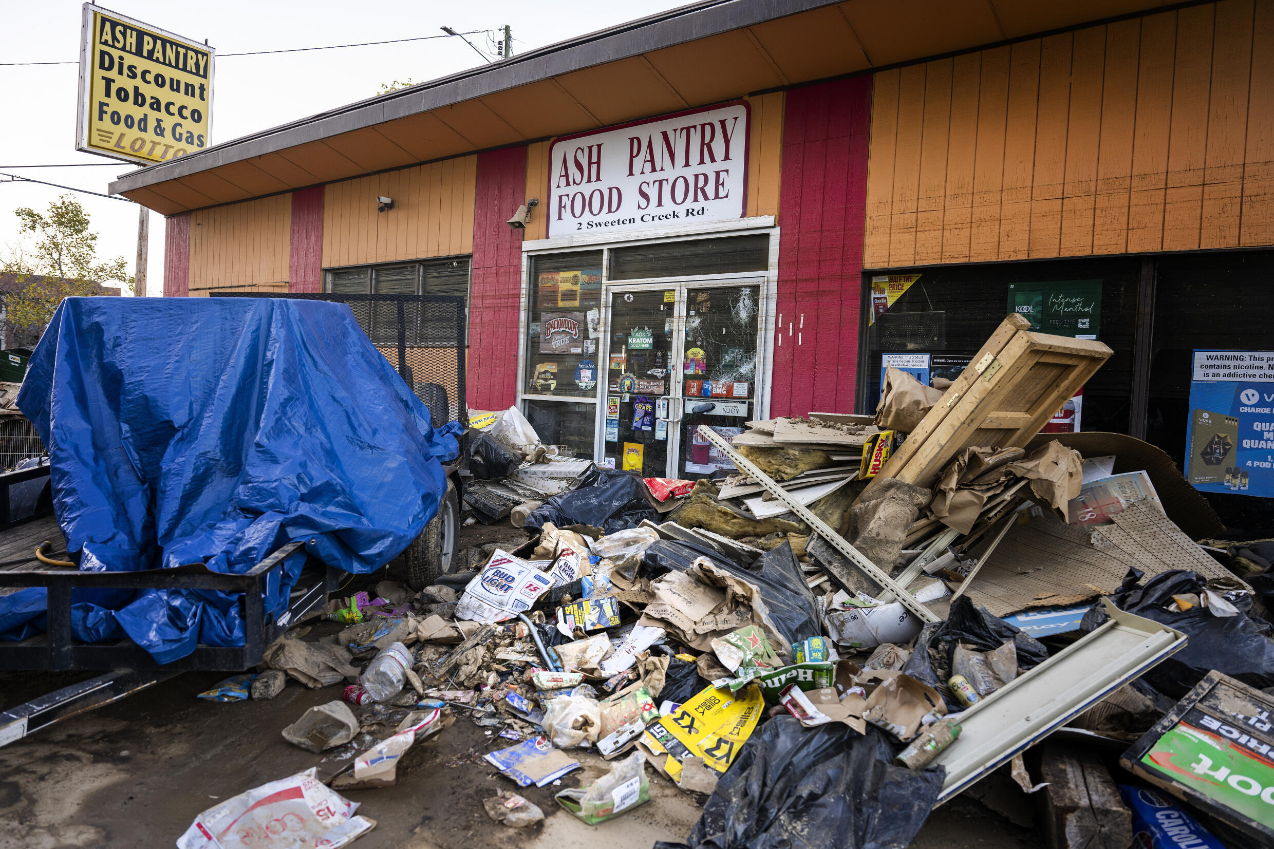 Des débris s'accumulent dans les rues d'Asheville en Caroline du Nord plusieurs semaines après le passage de l'ouragan Hélène, le 20 octobre 2024.