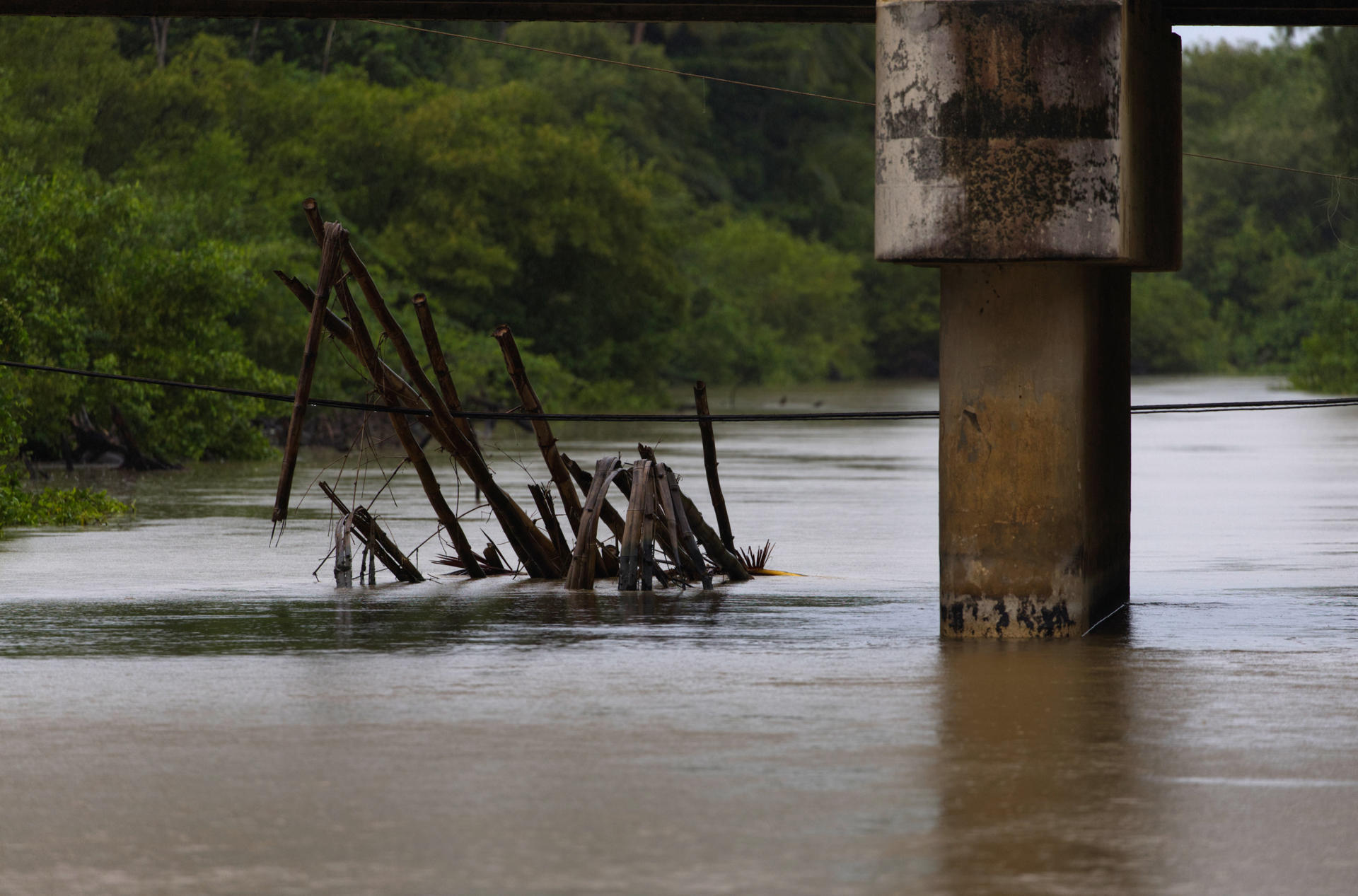 Fotografía de una carretera inundada tras el paso del huracán Ernesto, este 14 de agosto en Dorado, Puerto Rico.