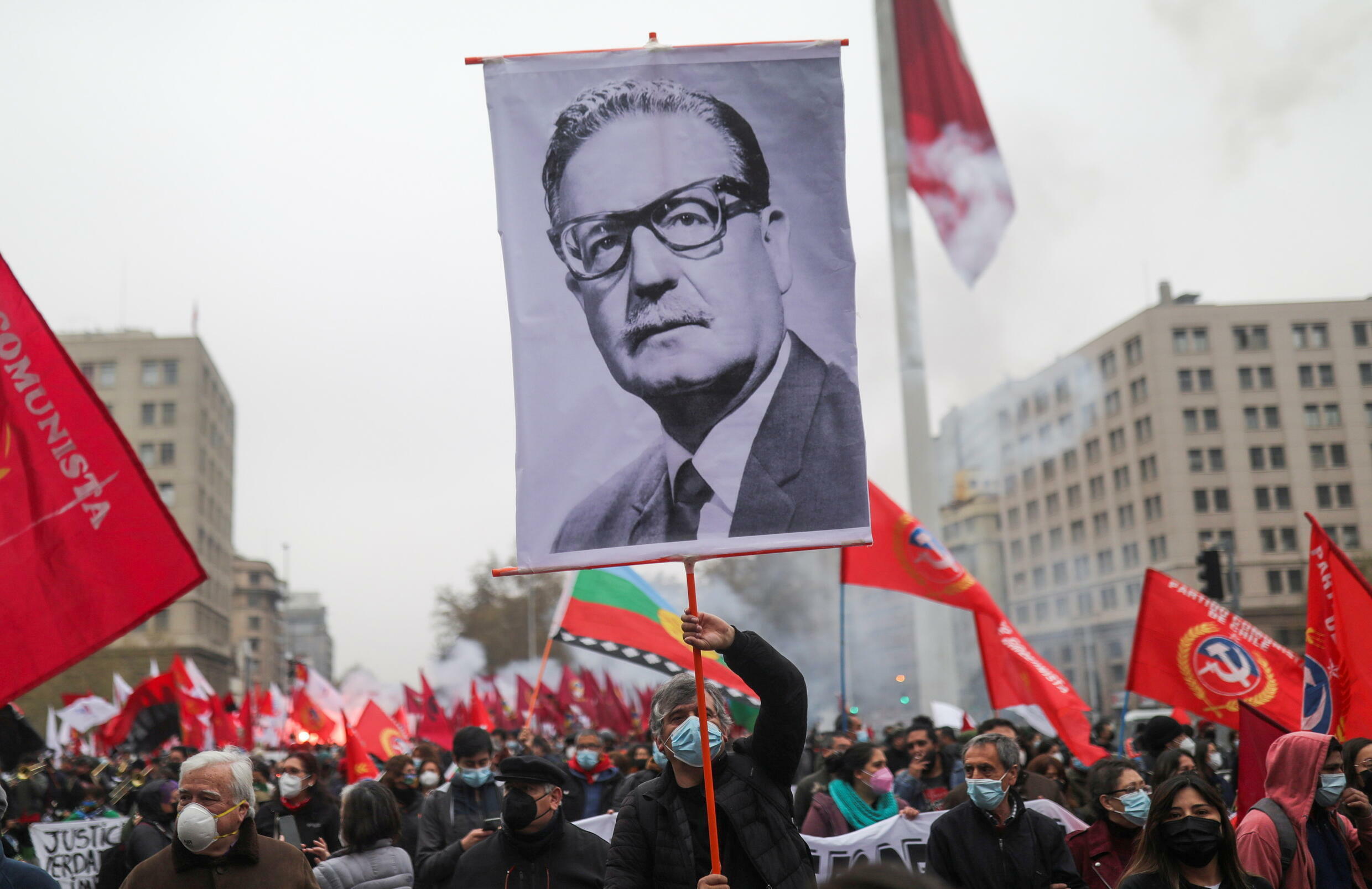 Un manifestant tient une photo de Salvador Allende lors d'un rassemblement marquant le 48e anniversaire du coup d'État militaire chilien de 1973, à Santiago du Chili, le 11 septembre 2021.