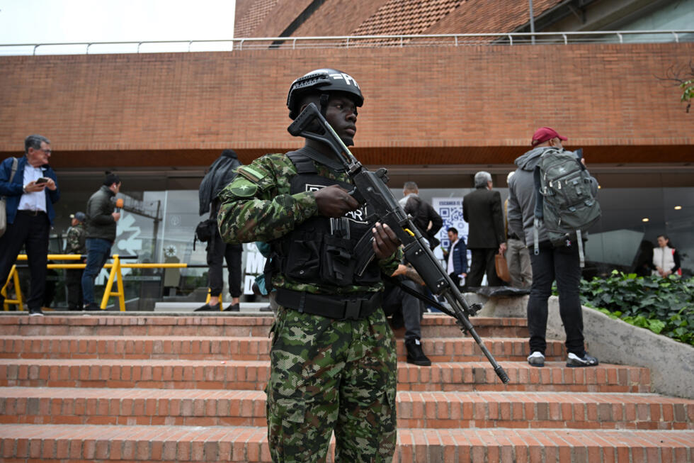 Un membre de la police militaire monte la garde devant la clinique Santa Fe où le sénateur Miguel Uribe est hospitalisé après avoir été blessé par balle lors d'un meeting politique, le 10 juin 2025 à Bogota, en Colombie