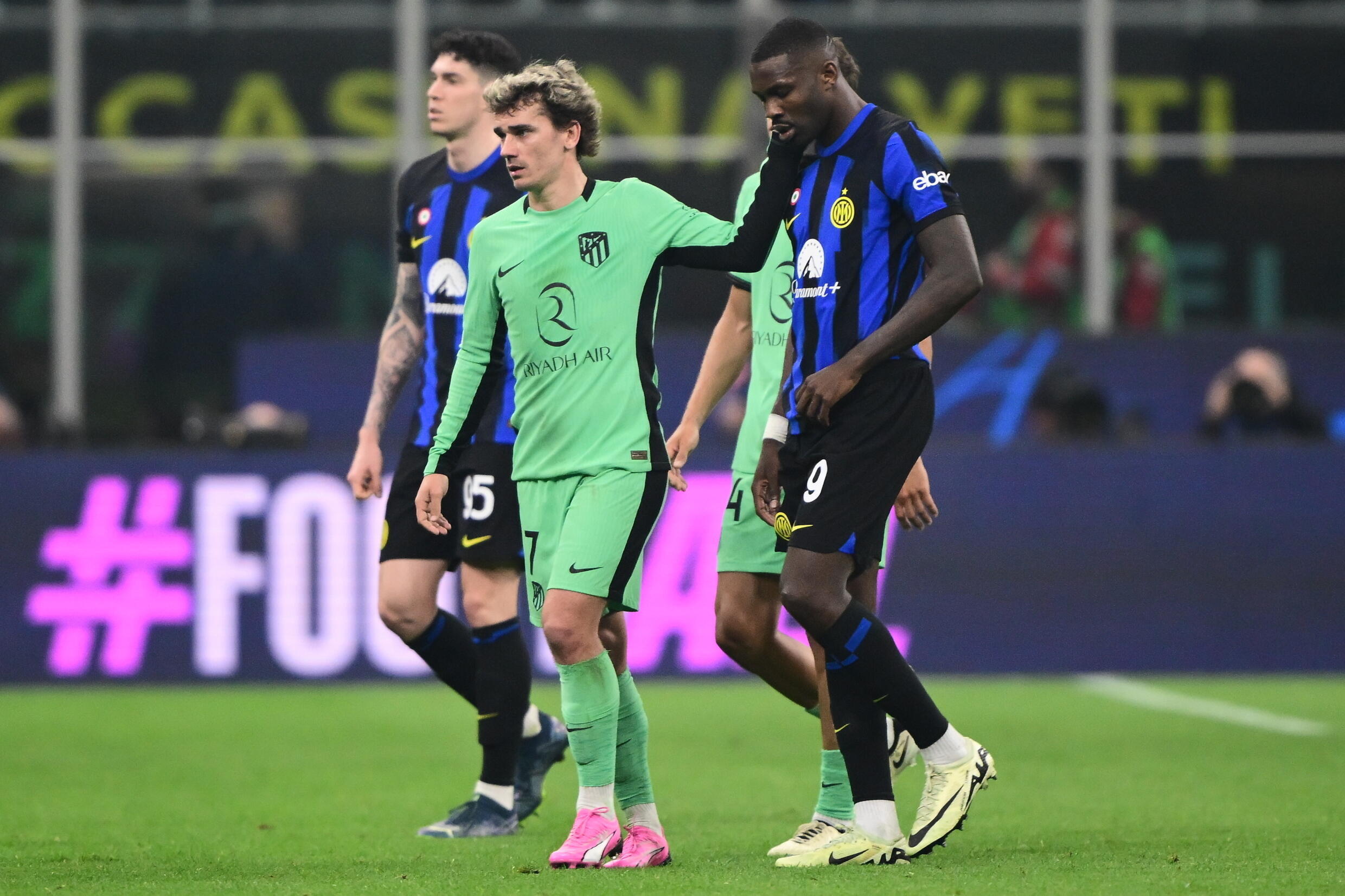 L'attaquant français de l'Inter Milan Marcus Thuram (à droite) sortant blessé à la mi-temps avec l'attaquant français de l'Atlético Antoine Griezmann, lors de la victoire de l'Inter contre l'Atlético de Madrid en huitième de finale aller de la Ligue des champions au stade Giuseppe-Meazza de Milan le 20 février 2024