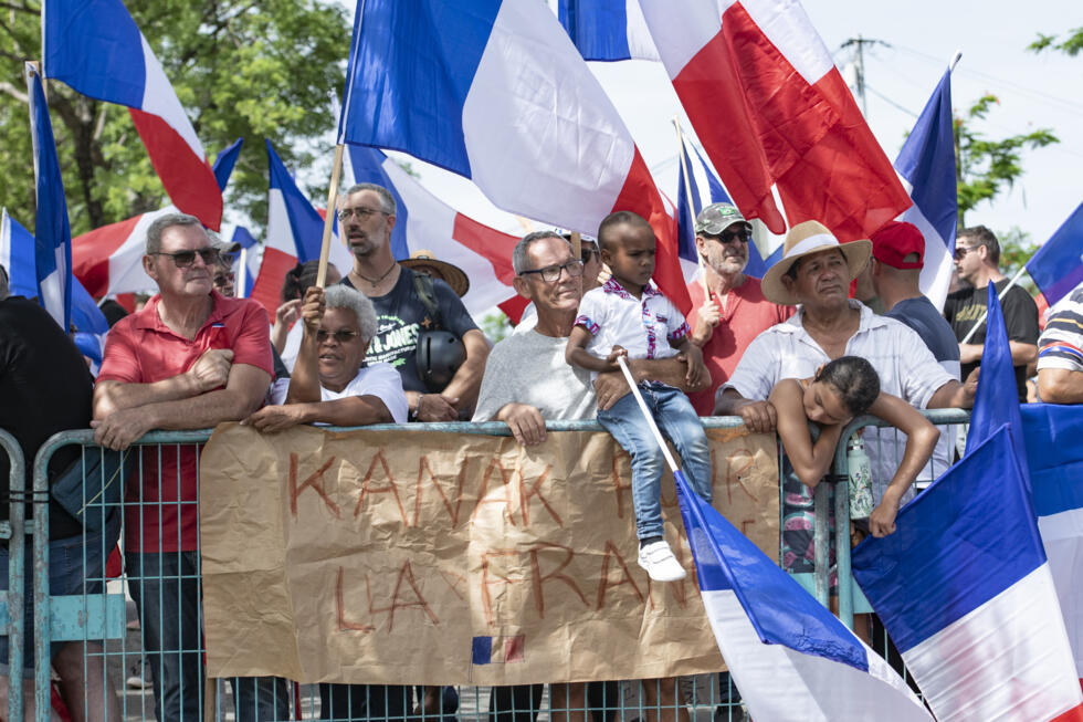 Le public assistant à une cérémonie avec Manuel Valls à Nouméa le 22 février 2025