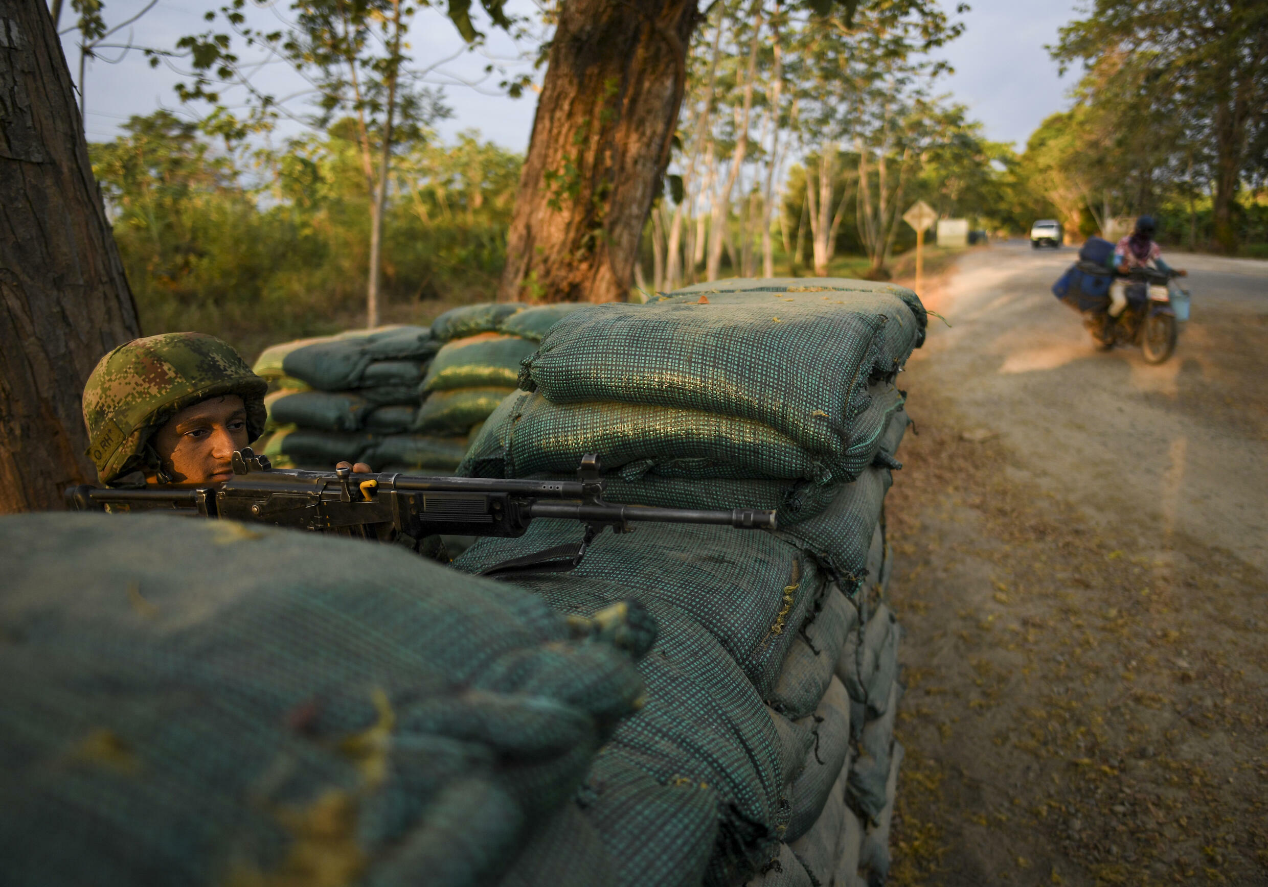 Un miembro del ejército colombiano vigila una carretera nacional en Arauca, Colombia, en la frontera con Venezuela, el 22 de enero de 2022.