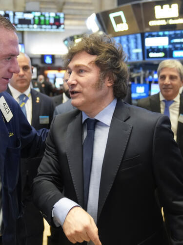 El presidente de Argentina, Javier Milei, camina por el piso de la Bolsa de Valores de Nueva York antes de tocar la campana de apertura en Nueva York, el lunes 23 de septiembre de 2024.