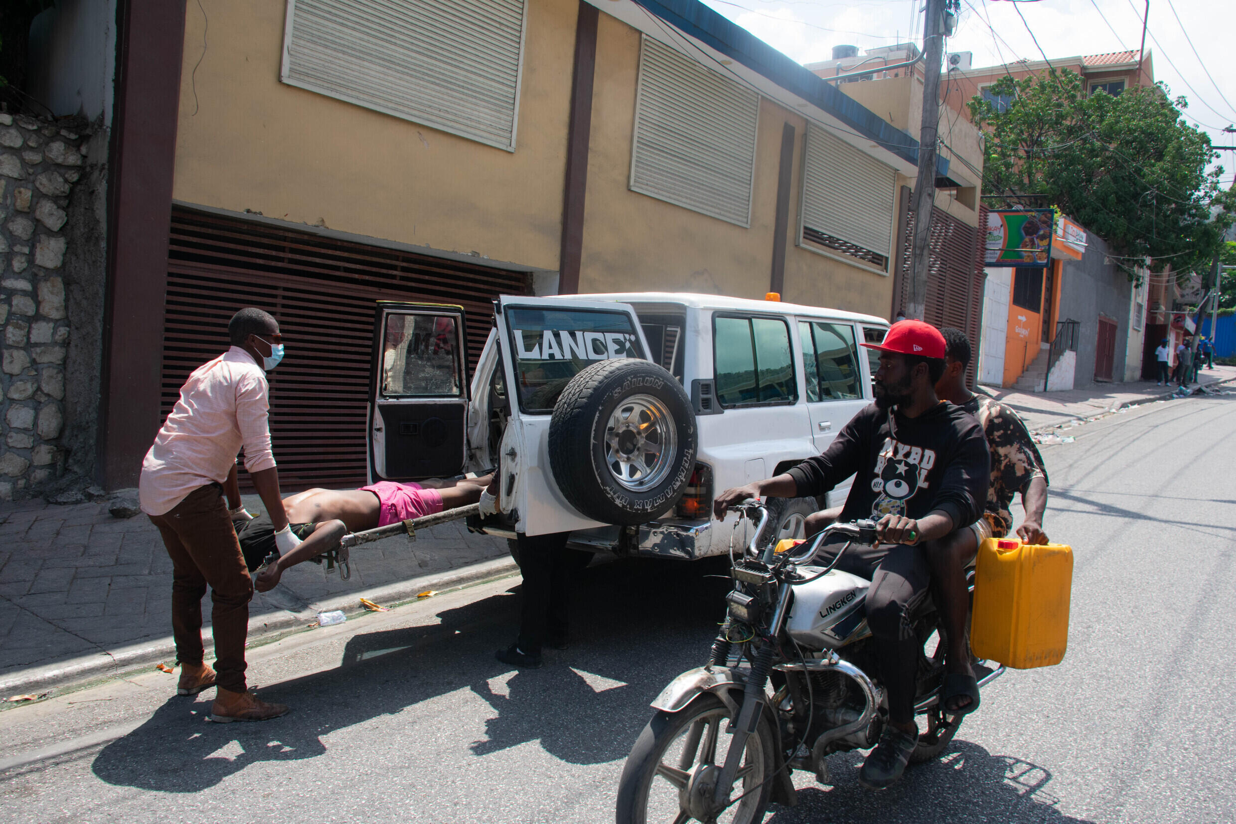 Un ambulancier transporte le corps d'une victime à Port-au-Prince, le 20 mars 2024 en Haïti