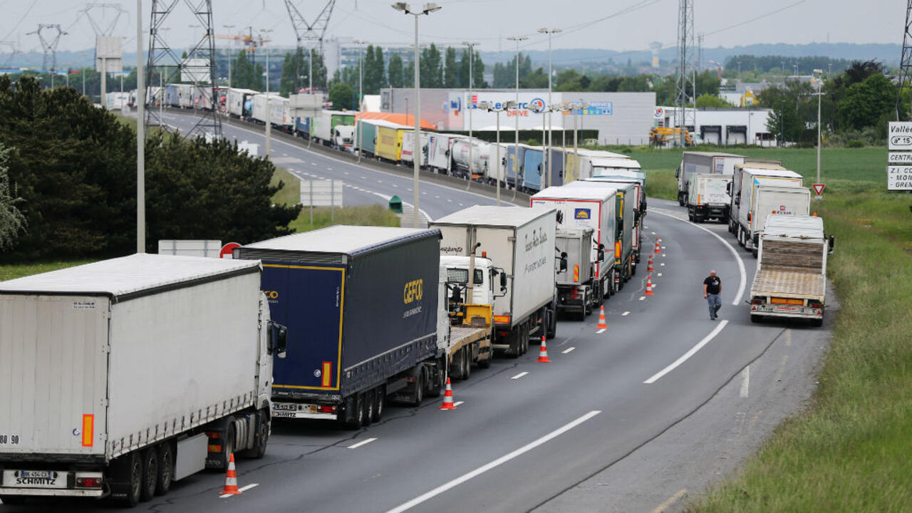 French unions block fuel depots in labour law protests