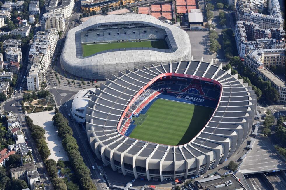 Vu aérienne du Stade Jean-Bouin (en haut) et du Parc des Princes le 25 avril 2025.