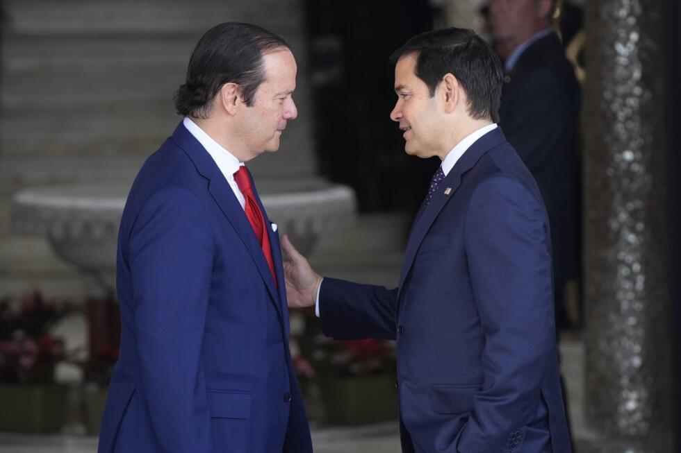 Le chef de la diplomatie américaine Marco Rubio a été reçu dimanche à Panama par le ministre des Affaires étrangères Javier Martinez-Acha au palais présidentiel, pour sa première visite à l'étranger marquée par les menaces de Donald Trump de reprendre le contrôle du canal.