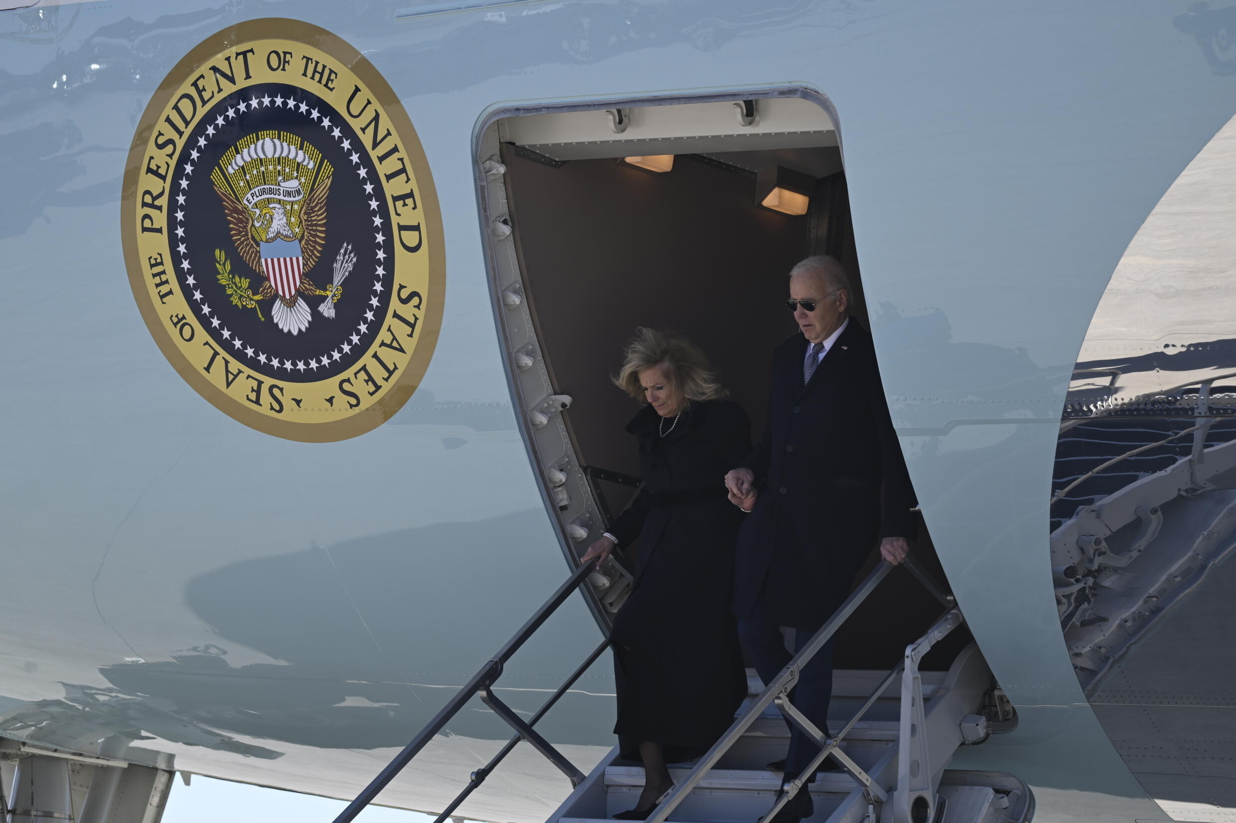 El presidente de Estados Unidos, Joe Biden, y la primera dama, Jill Biden, desembarcan del avión Air Force One el 28 de noviembre de 2023 en la Base de la Reserva Aérea de Dobbins, en Marietta (Georgia)