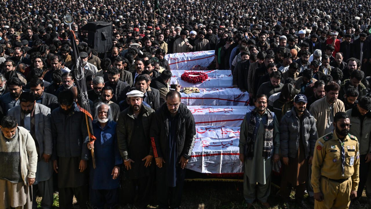 الآلاف يشاركون في تشييع ضحايا تفجير مسجد شيعي في إسلام أباد