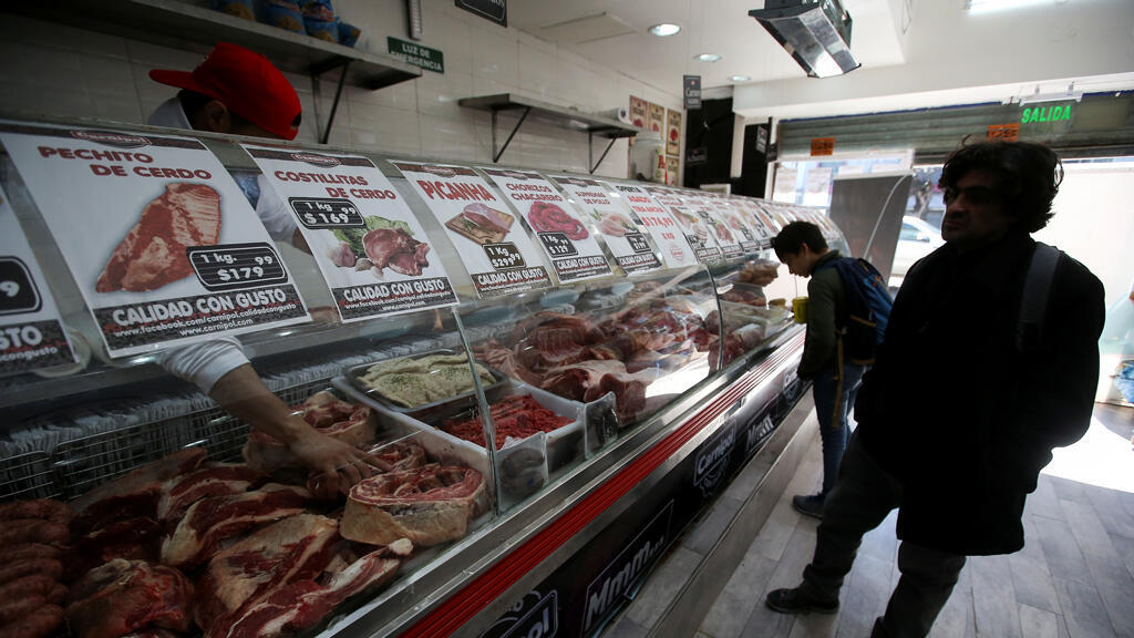 Algunos clientes son vistos en una carnicería en Buenos Aires, Argentina, el 14 de agosto de 2019.