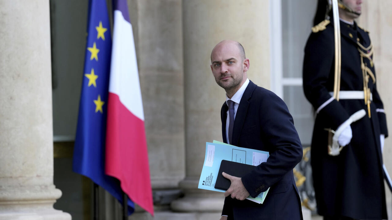 باريس تعتبر قانون تجريم الاستعمار الفرنسي في الجزائر خطوة تمس بـ"إرادة استئناف الحوار"