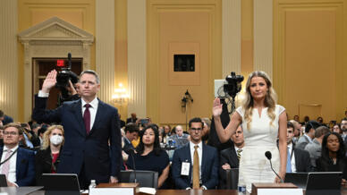 El ex integrante del Consejo de Seguridad Nacional, Matthew Pottinger (izq.), y la ex vicesecretaria de prensa de la Casa Blanca, Sarah Matthews, prestan juramento durante una audiencia del Comité Selecto de la Cámara de Representantes para investigar el atentado del 6 de enero en el Capitolio estadounidense.