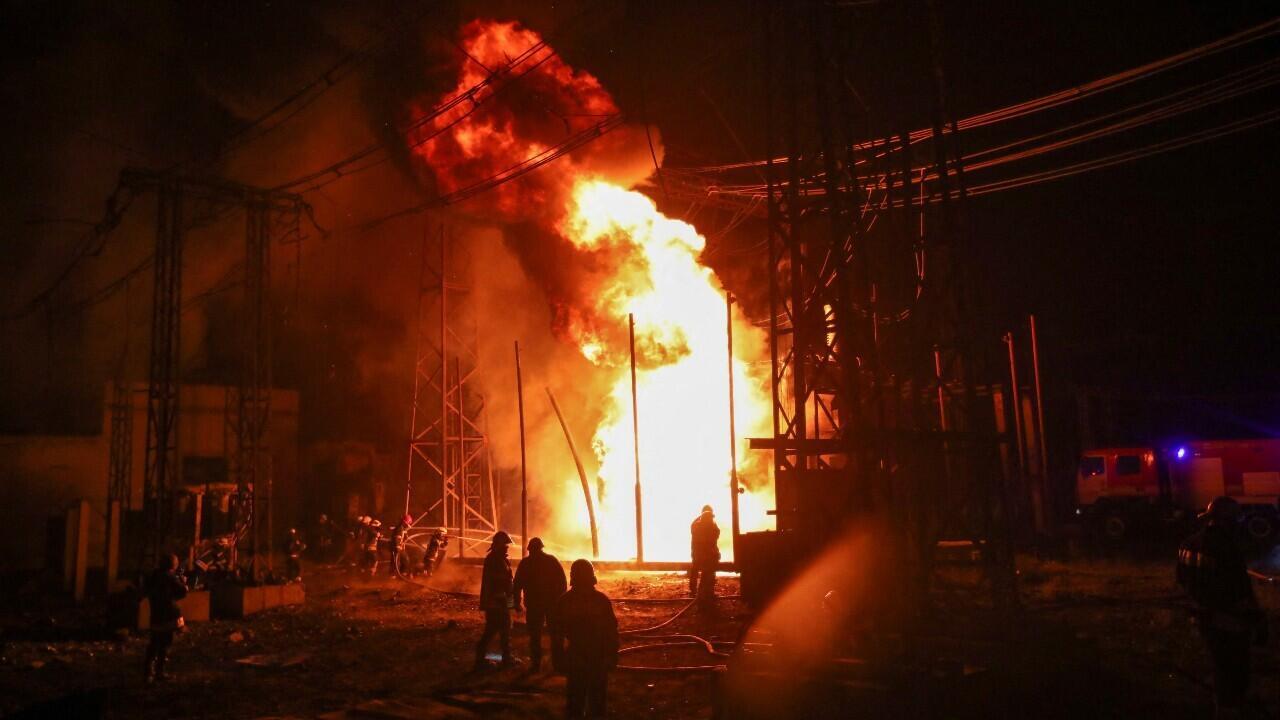 Bomberos del Servicio Estatal de Emergencias de Ucrania trabajan para apagar el fuego después de que un cohete ruso atacara una central eléctrica, en Járkiv, en el nororiente de Ucrania, el 11 de septiembre de 2022.