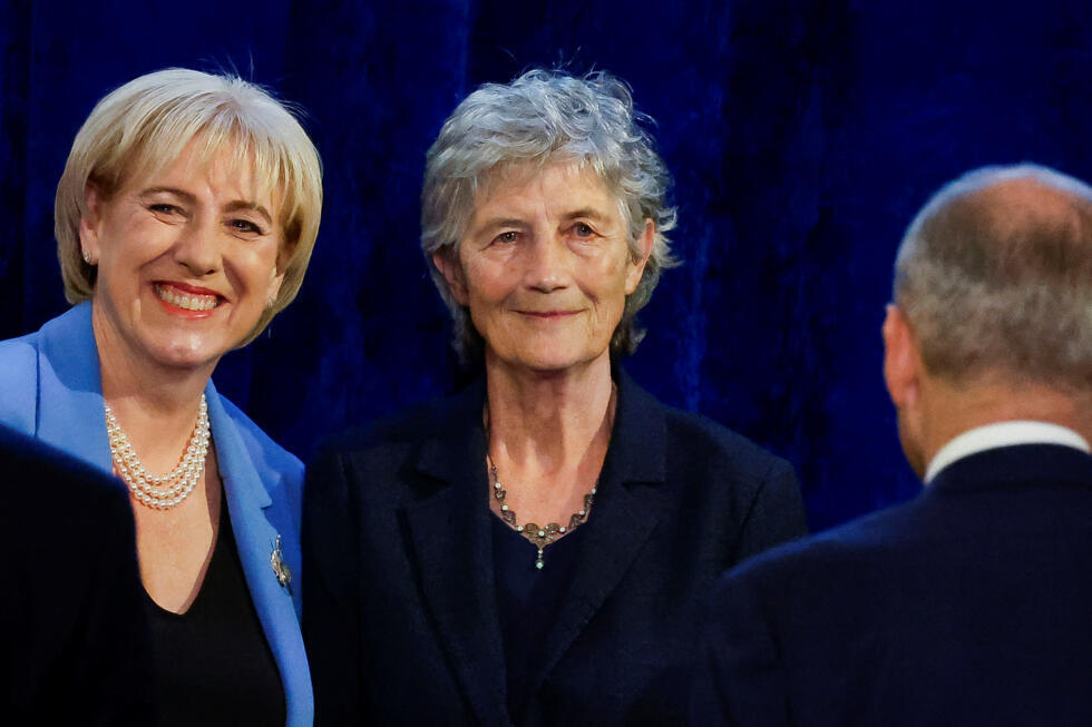 La presidenta electa Catherine Connolly junto a la candidata presidencial Heather Humphreys del Fine Gael en el Castillo de Dublín, el día del anuncio de los resultados de las elecciones presidenciales irlandesas en Dublín, Irlanda, el 25 de octubre de 2025.