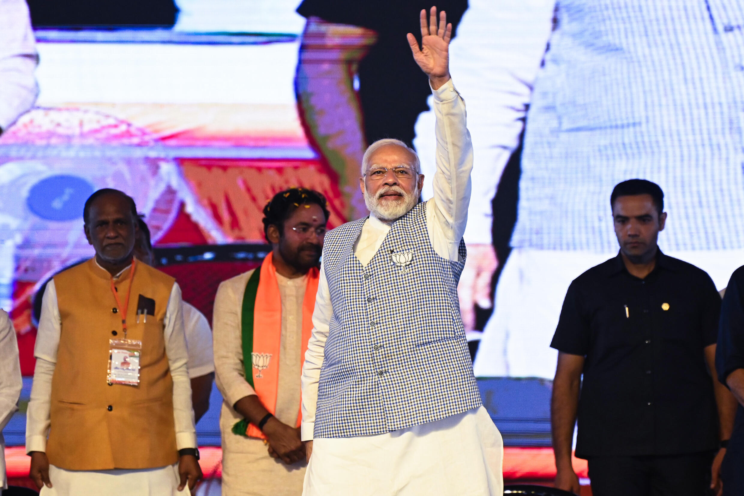 El primer ministro de India, Narendra Modi (c), saluda a los seguidores del Partido Bharatiya Janata (BJP) en un acto de campaña de las elecciones en el estado de Telangana, el 7 de noviembre de 2023 en el Estadio Lal Bahadur, en Hyderabad
