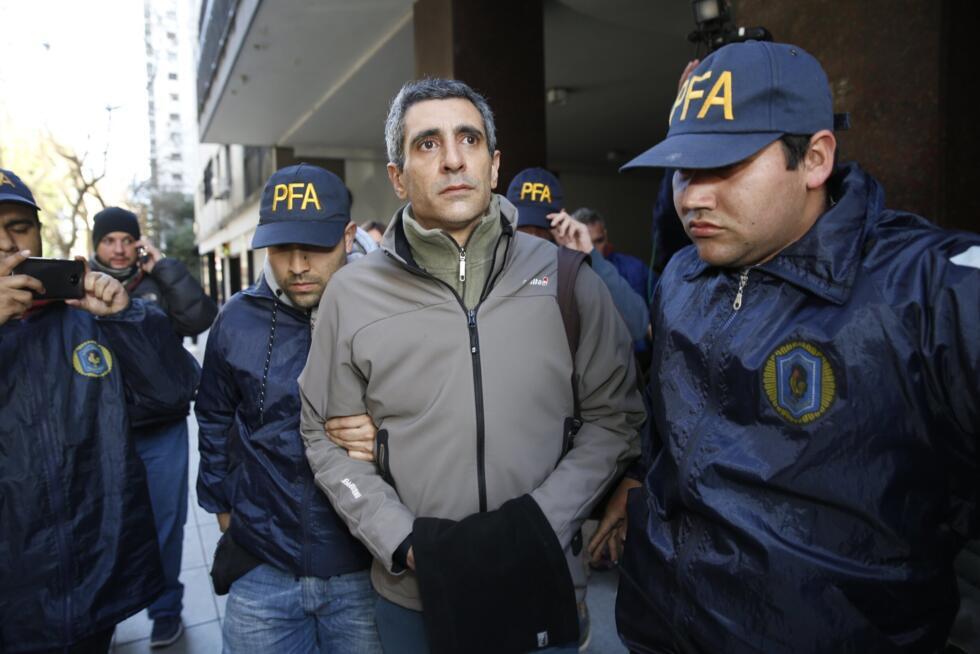 En esta foto del 1 de agosto de 2018, el exfuncionario del Ministerio de Planificación Roberto Baratta es llevado al juzgado por la policía en Buenos Aires, Argentina. Baratta está involucrado en un escándalo de corrupción que incluye a la expresidenta Cristina Fernández, varios exfuncionarios y empresarios por sobornos a cambio de contratos de obras públicas.