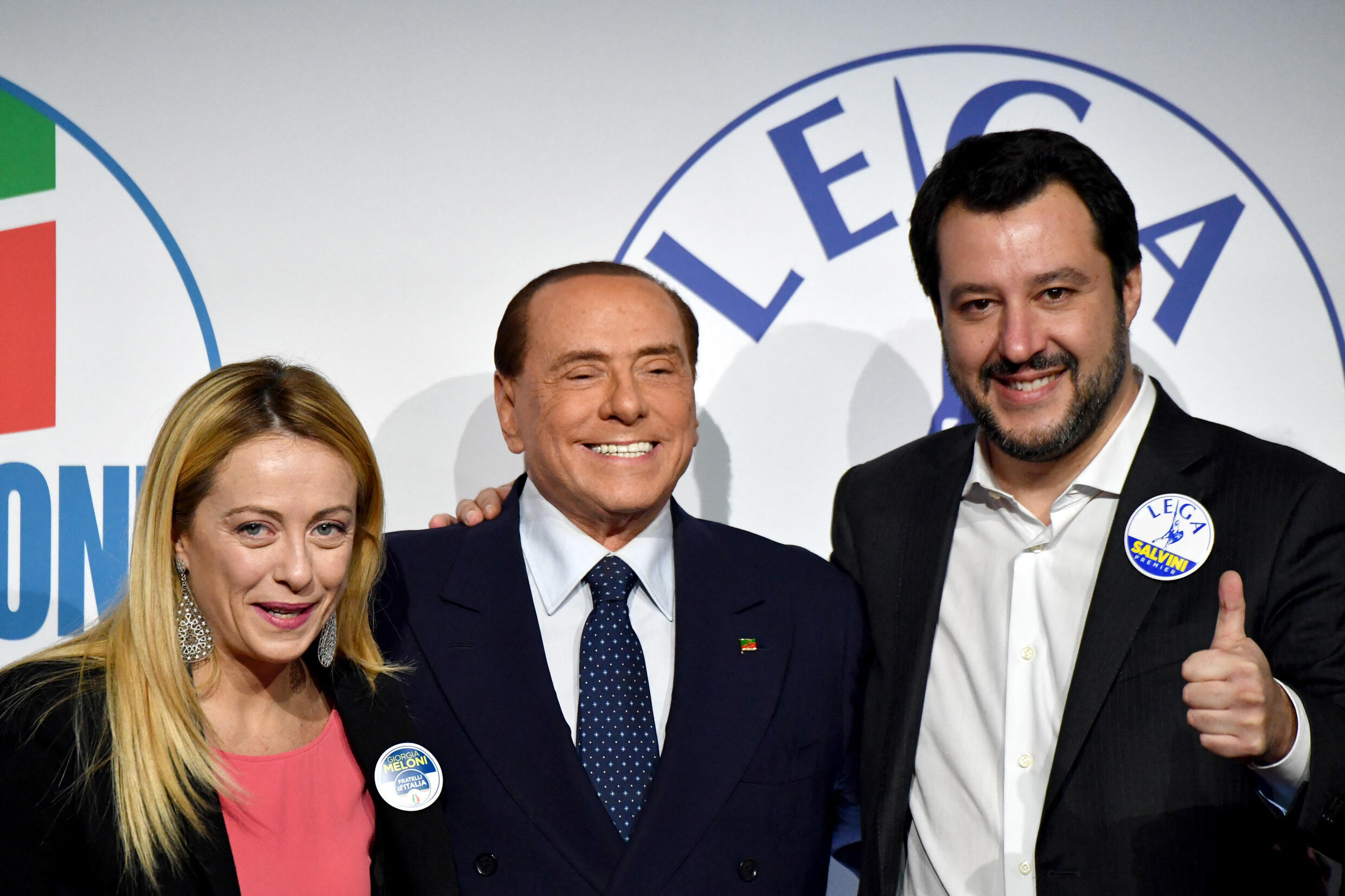 Giorgia Meloni, presidenta de Fratelli d'Italia, y Matteo Salvini, líder de la Lega, posan con Silvio Berlusconi en Roma el 1 de marzo de 2018. En sus respectivos partidos, los dos políticos se ven a sí mismos como sucesores del "Cavaliere".
