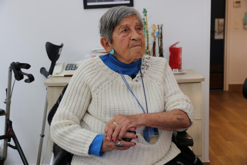 Ginette Kolinka montre son tatouage et son matricule 78599 dans sa chambre de l'Institution nationale des Invalides, le 26 novembre 2024.