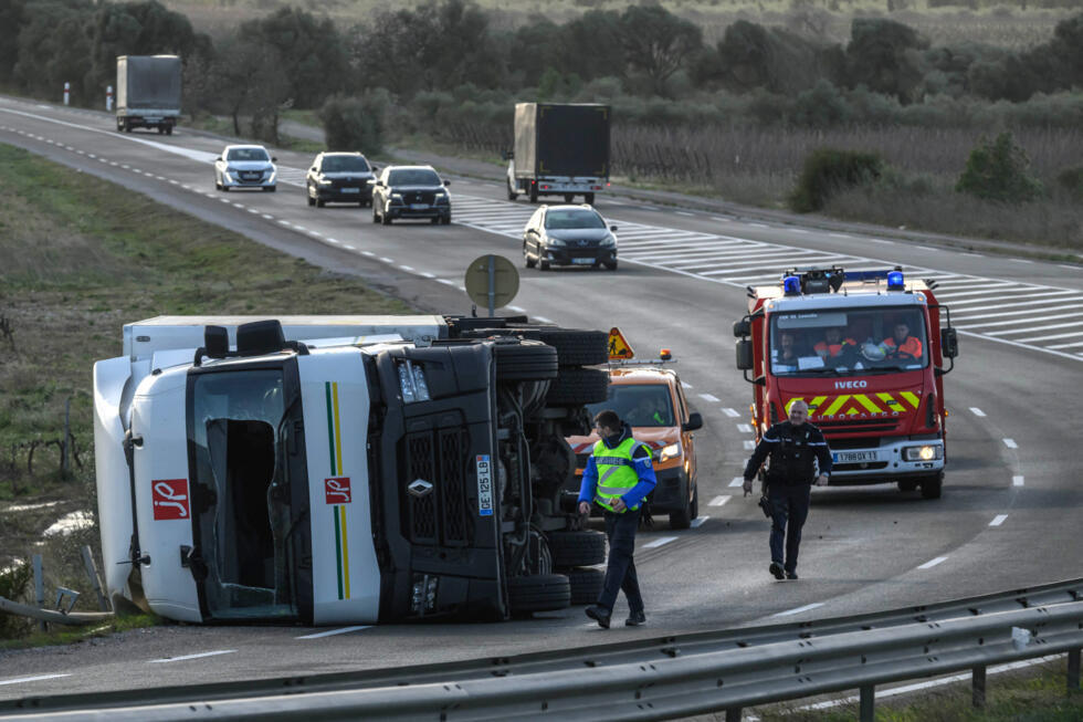 Un camion gît sur le flanc lors des vents violents provoqués par la tempête Nils près de Leucate, dans le sud-ouest de la France, le 12 février.