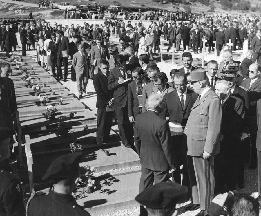 Le général de Gaulle, en visite dans la Drôme en septembre 1963, a fait une halte à la nécropole de Vassieux.