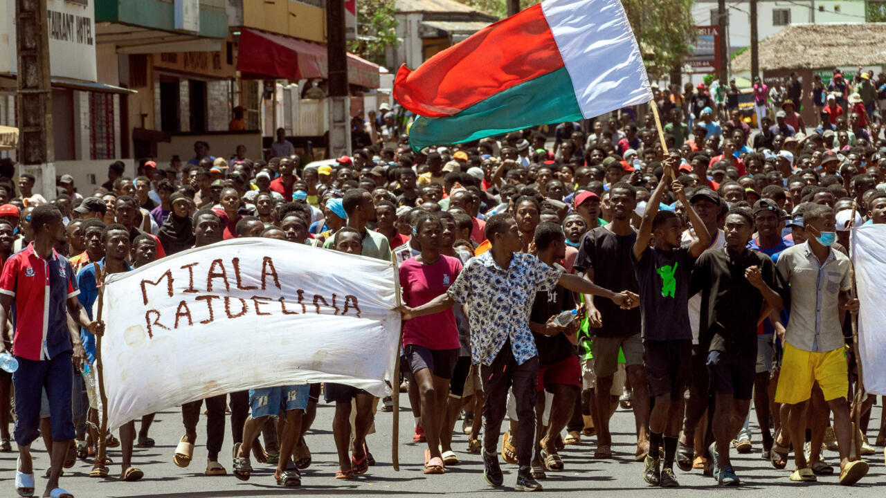Après sept jours de manifestations à Madagascar, une réunion s'est tenue au palais présidentiel