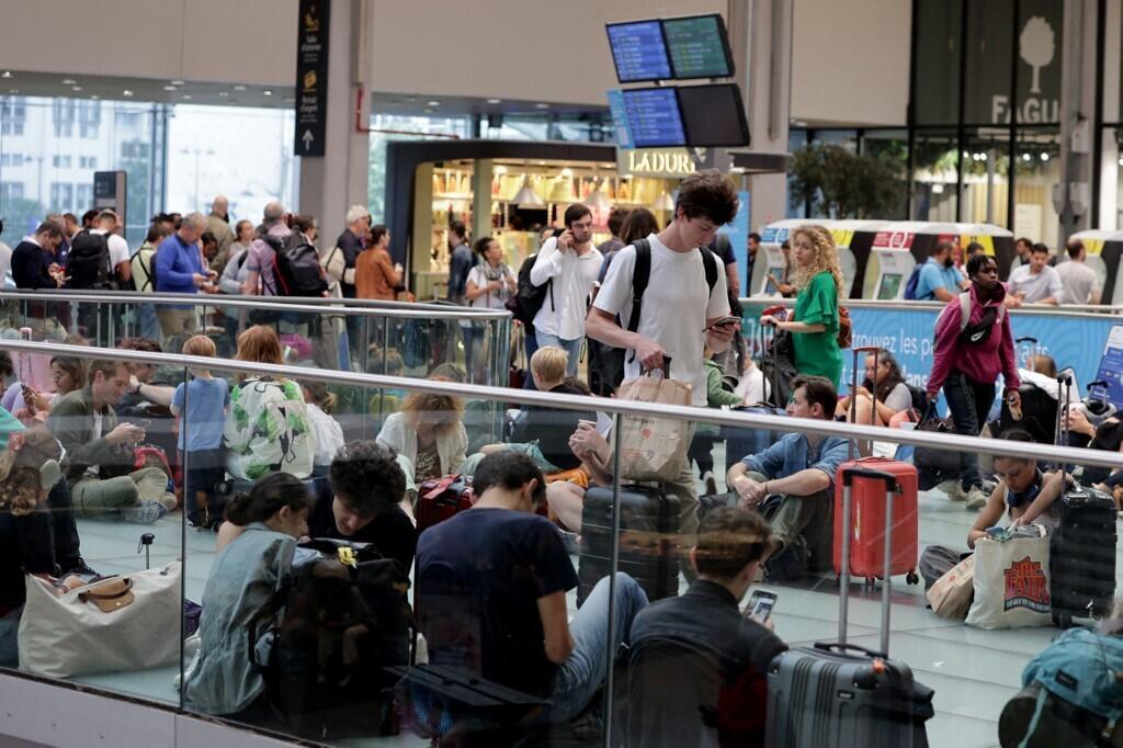 Des passagers contraints d'attendre leurs trains gare Montparnasse, à Paris, le 26 juillet, après une série d'incendies criminels sur le réseau TGV.