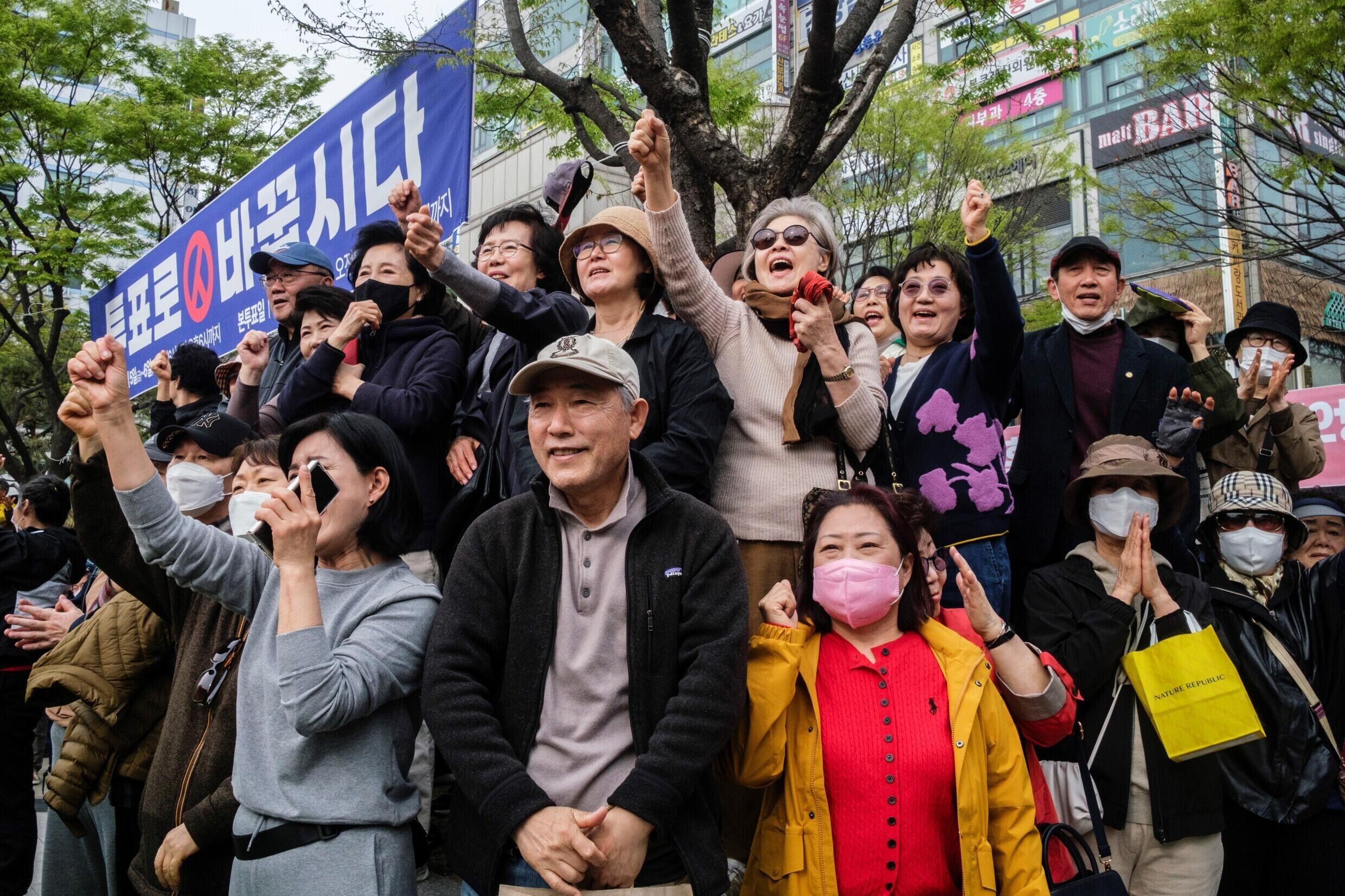 Des partisans du Parti du pouvoir au peuple (PPP) du président Yoon Suk Yeol lors d'un meeting de campagne à Séoul, le 8 avril 2024 en Corée du Sud