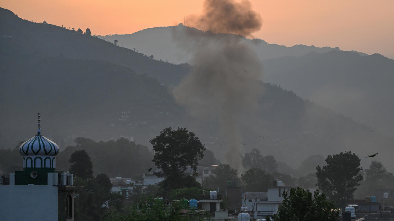 Humo se eleva en la principal ciudad del distrito de Poonch el 7 de mayo de 2025. India disparó misiles contra territorio pakistaní la madrugada del 7 de mayo, matando al menos a ocho personas, según Pakistán, que afirmó haber comenzado a tomar represalias en una importante escalada entre los rivales con armas nucleares.