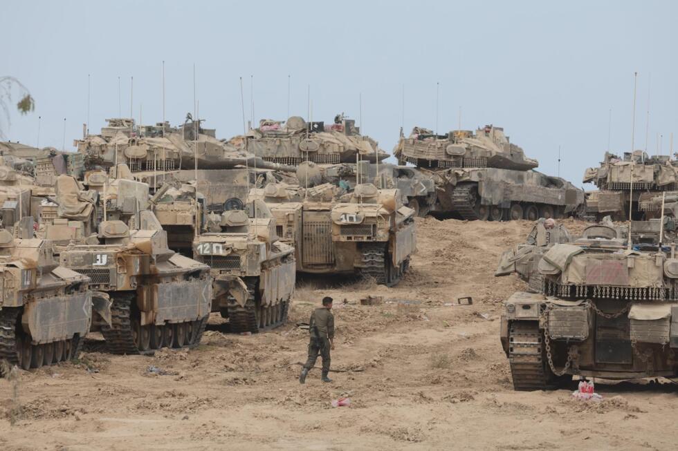 Tanques israelíes desplegados cerca de la frontera con la Franja de Gaza, en el sur de Israel, el 17 de septiembre de 2025. Israel intensificó su ofensiva en la Franja de Gaza el 16 de septiembre.