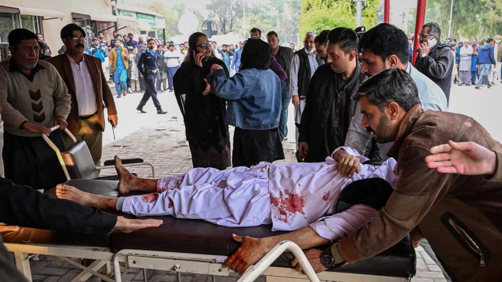 باكستان: هجوم انتحاري يستهدف مسجدا للشيعة في إسلام اباد يخلف عشرات القتلى والجرحى