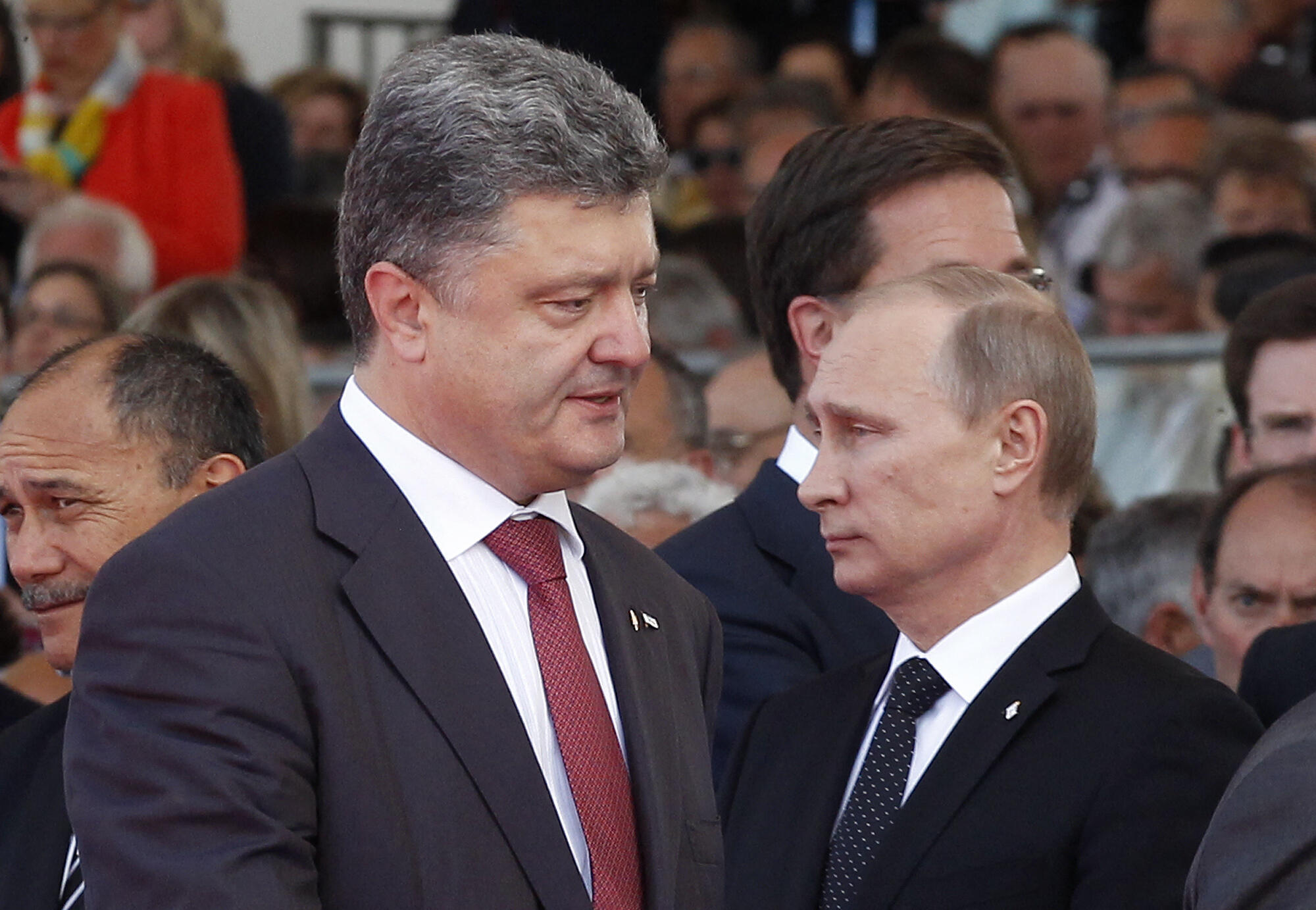 Le président russe Vladimir Poutine et son homologue ukrainien Petro Porochenko lors du 70e anniversaire du Débarquement, le 6 juin 2019 à Ouistreham.