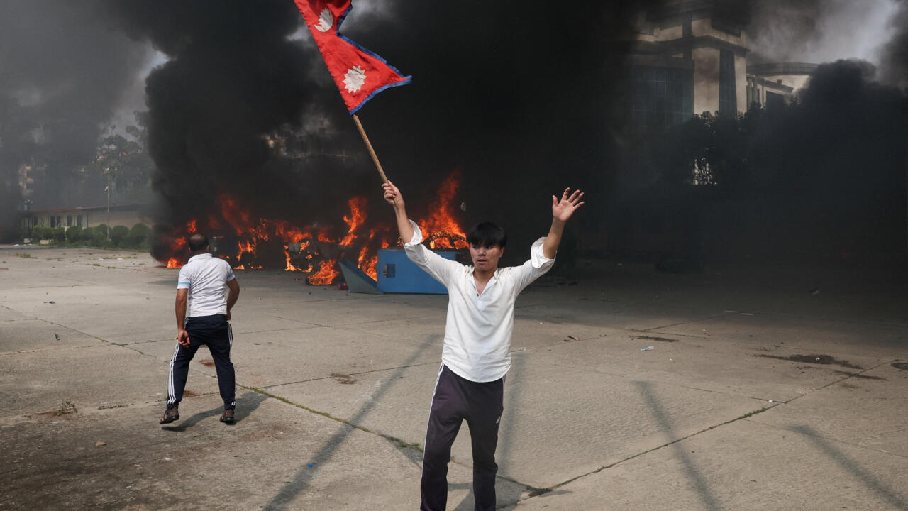 El primer ministro de Nepal renunció tras mortales protestas contra la prohibición de redes sociales